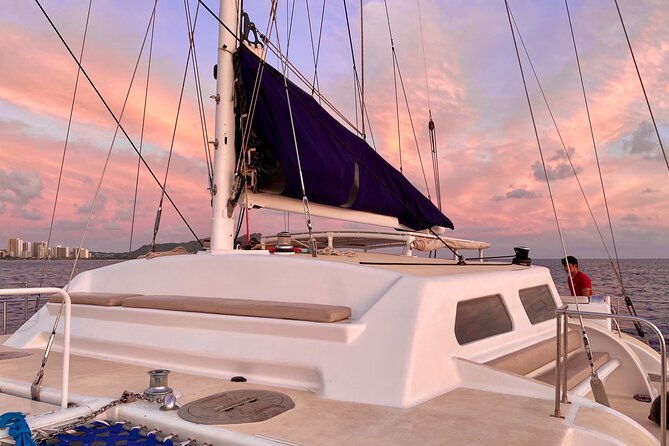moanas-sunset-cocktail-sail-along-oahus-waikiki-coast