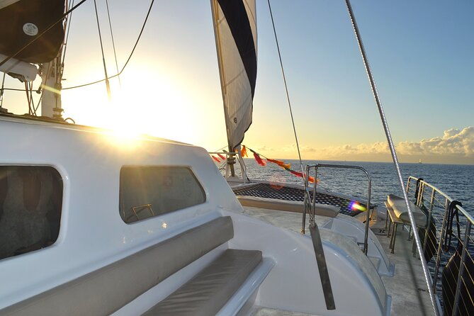 moanas-sunset-cocktail-sail-along-oahus-waikiki-coast
