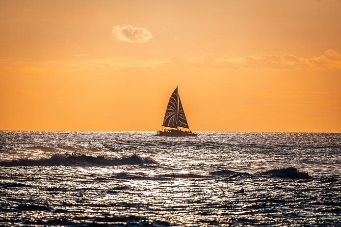 moanas-sunset-cocktail-sail-along-oahus-waikiki-coast