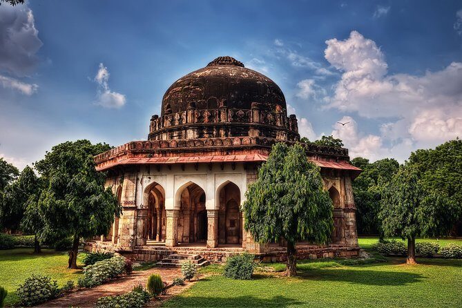 Modern Delhi with Ancient Rust (Guided Half-Day Sightseeing Tour) - Exploring Delhi’s Contrasts: A Deeper Dive into the Tour