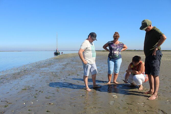 moliceiro-boat-trip-with-experience-in-bivalves-harvesting
