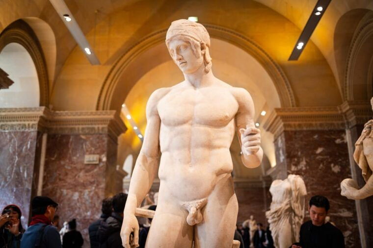 mona-lisa-treasures-6-people-max-louvre-experience