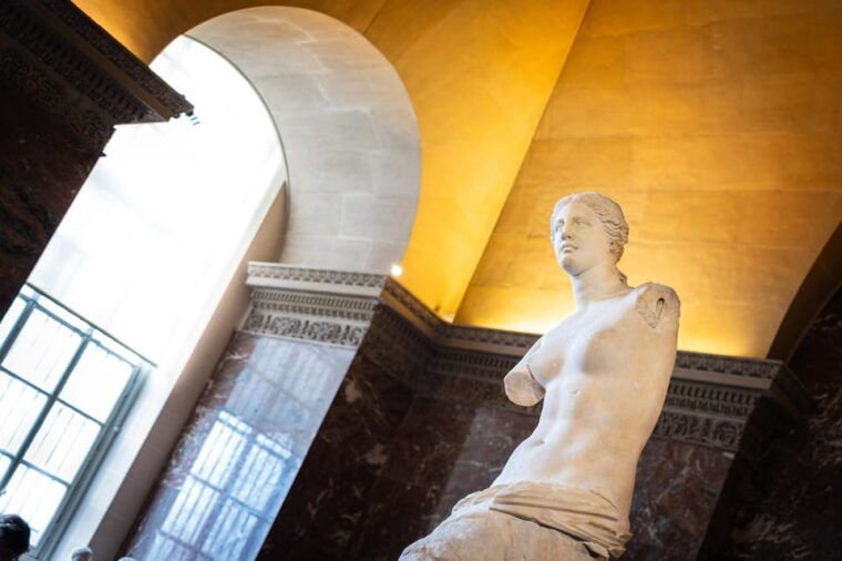 mona-lisa-treasures-6-people-max-louvre-experience