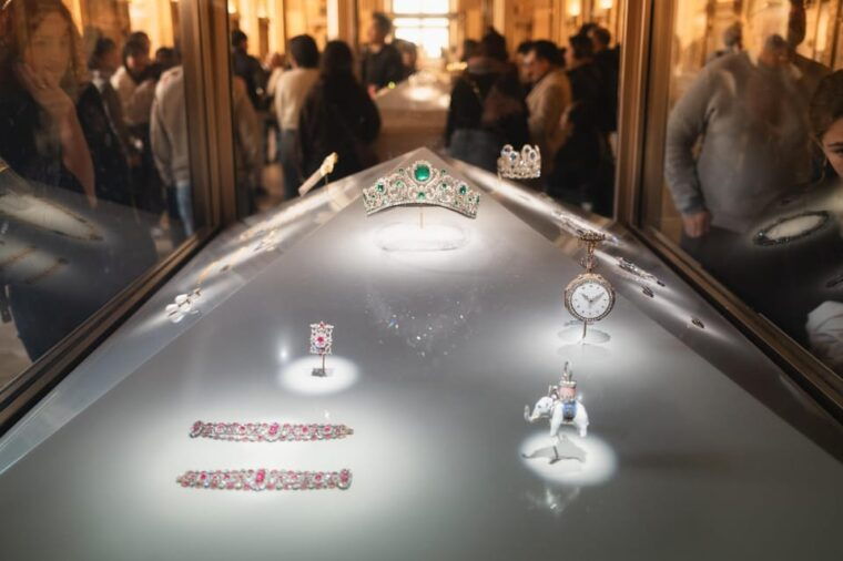 mona-lisa-treasures-6-people-max-louvre-experience