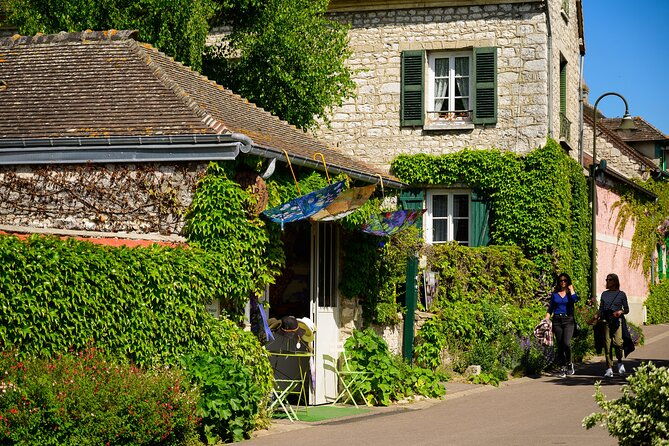 monets-house-and-garden-giverny-village