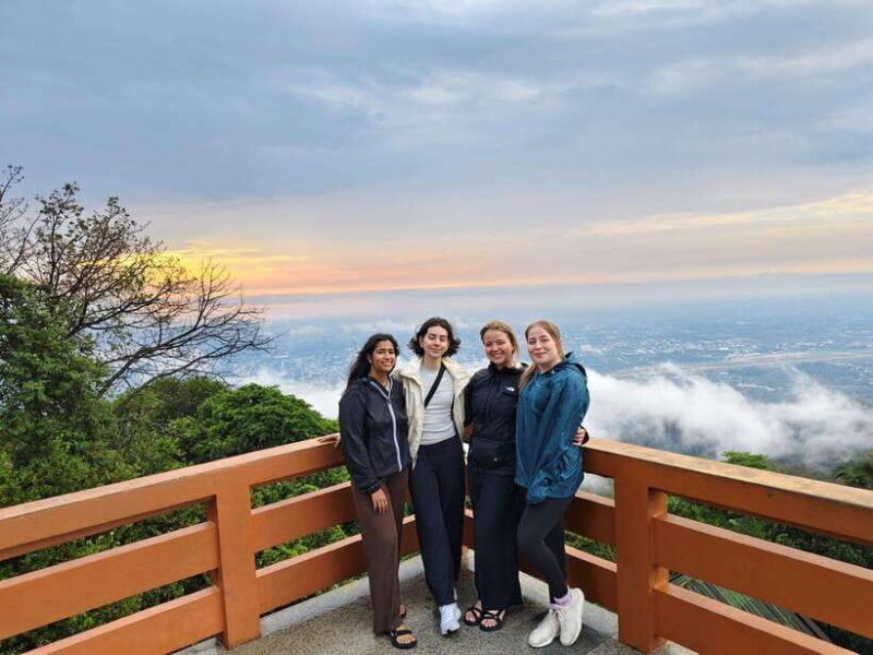 monk-trails-hike-wat-phalat-monk-chanting-wat-doi-suthep