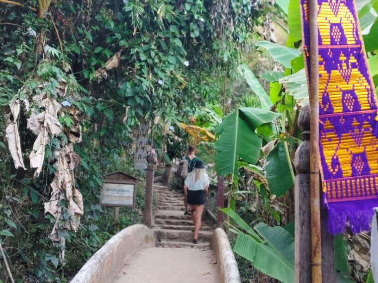 monk-trails-hike-wat-phalat-monk-chanting-wat-doi-suthep