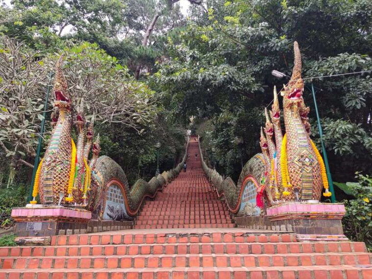 monk-trails-hike-wat-phalat-monk-chanting-wat-doi-suthep