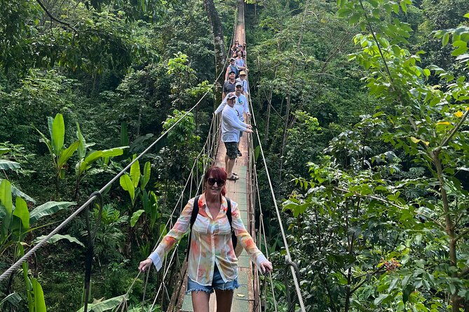 monkey-and-sloth-chocolate-rum-tasting-and-beach-break-in-roatan