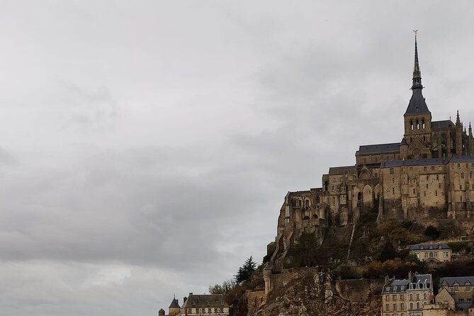 mont-saint-michel-private-vip-tour-with-champagne-from-paris