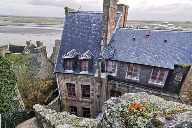 mont-saint-michel-private-vip-tour-with-champagne-from-paris