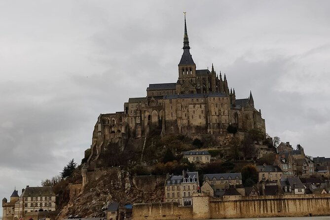 mont-saint-michel-private-vip-tour-with-champagne-from-paris