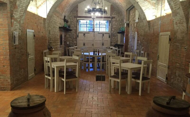 montepulciano-wine-tasting-lunch-in-a-typical-winery-2