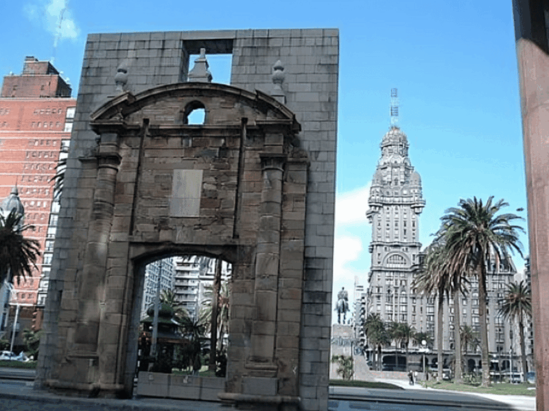 montevideo-highlights-walking-tour-with-a-guide-2