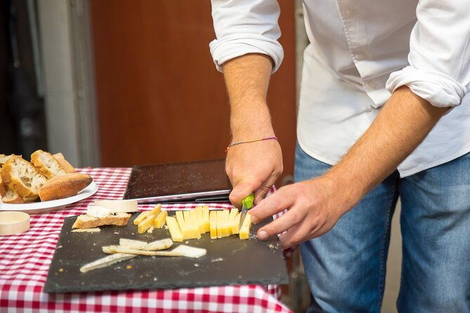 montmartre-cheese-and-wine-private-tour-with-a-chef