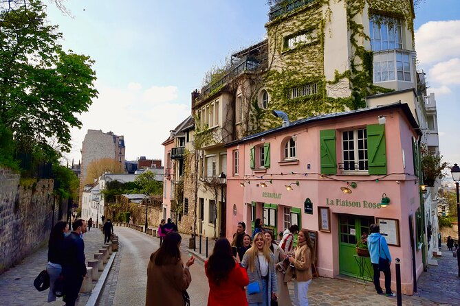 montmartre-guided-walking-tour-famous-artists-and-cabarets