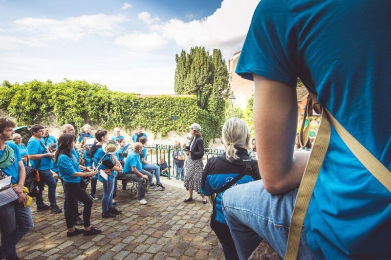 montmartre-in-songs-tour-with-a-professional-singer