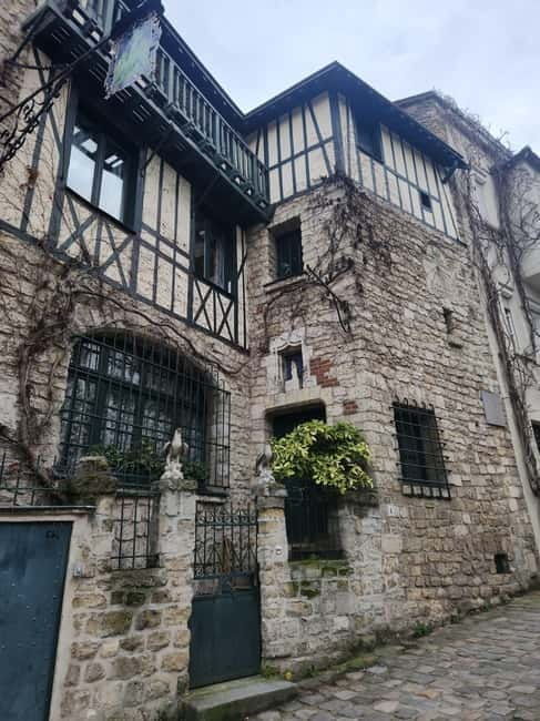 Montmartre: The Bohemian Heart of Paris - Key Points