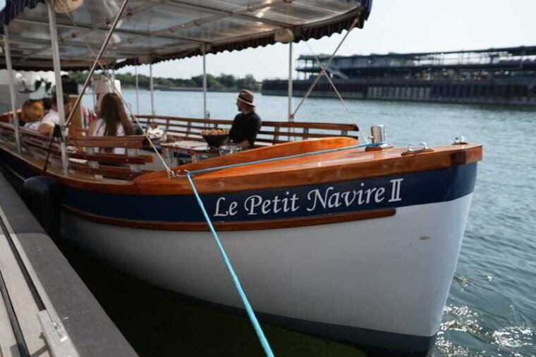 montreal-electric-boat-cruise-with-onboard-drinks