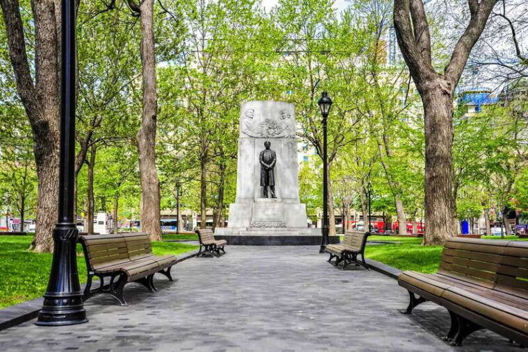 montreal-hop-on-hop-off-double-decker-bus-tour