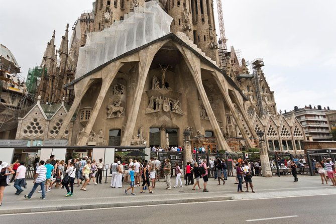 montserrat-monastery-and-sagrada-familia-tour-with-liquor-tasting