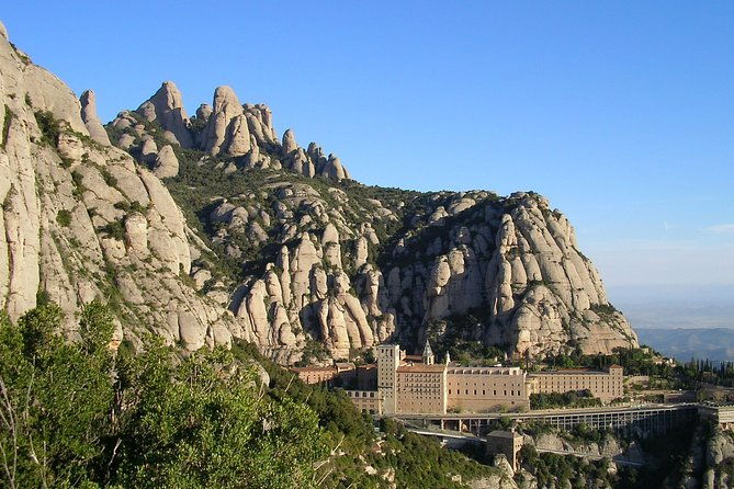 montserrat-mountain-wine-tasting-tapas-lunch