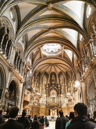 montserrat-private-tour-lunch-wine-tasting-in-penedes-winery