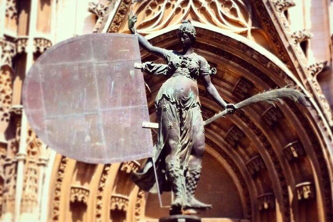 monumental-guided-walking-tour-of-the-santa-cruz-district