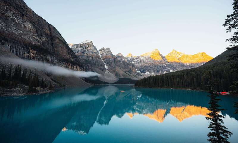moraine-lake-sunrise-lake-louise-golden-hour-experience
