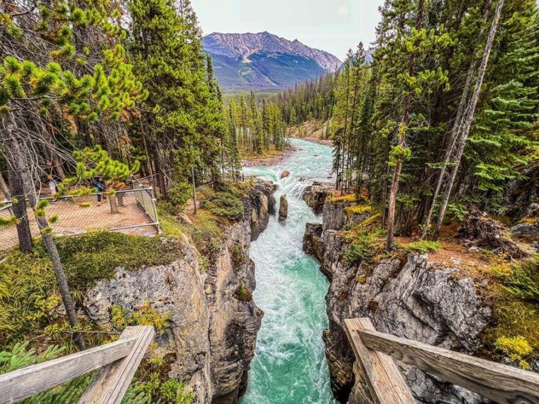 morainelake-louise-emerald-lakejohnston-canyon-banfftour