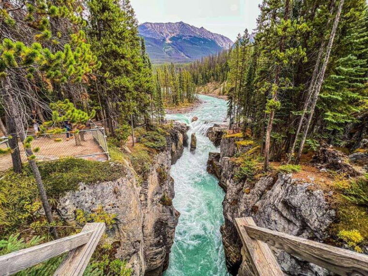 morainelake-louise-emerald-lakejohnston-canyon-banfftour