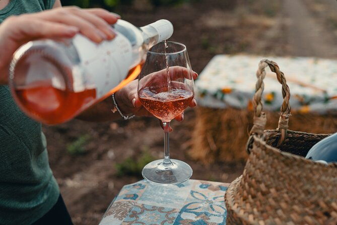 morigine-wine-lovers-aperitif-in-the-vineyard-at-sunset