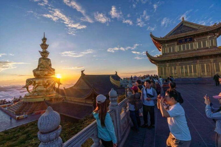 mount-emei-experience-natural-beauty-and-buddhist-culture