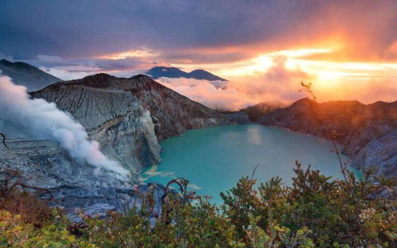 mount-ijen-expeditionblue-flames-and-sulfur-mines-from-bali
