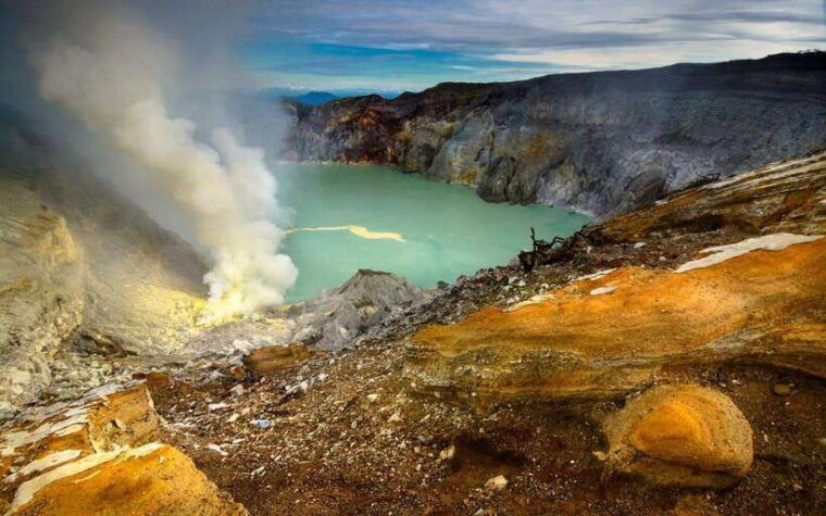 mount-ijen-expeditionblue-flames-and-sulfur-mines-from-bali