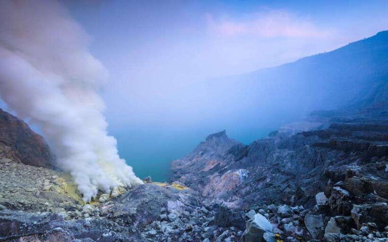 mount-ijen-expeditionblue-flames-and-sulfur-mines-from-bali