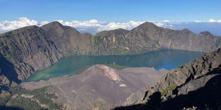mount-rinjani-trekking-3days-2nights-summit-lake-hotspring