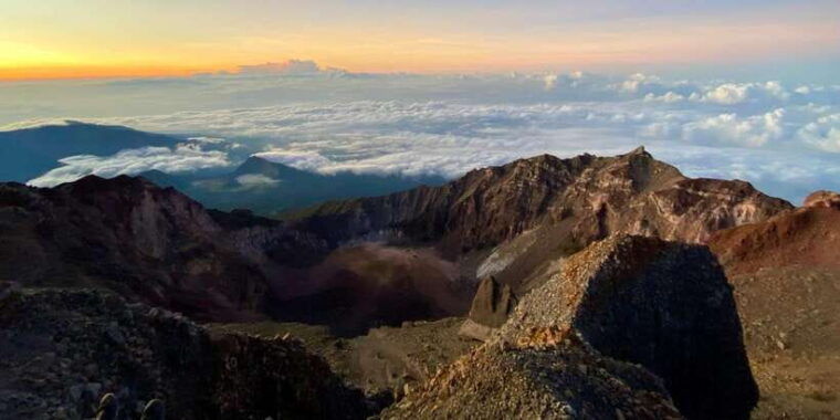 mount-rinjani-trekking-3days-2nights-summit-lake-hotspring