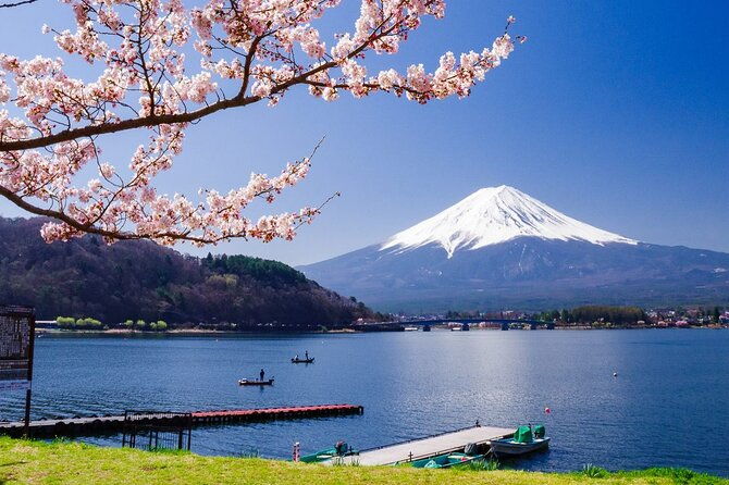mt-fuji-tours-to-lake-kawaguchi-and-yamanaka-onse-english-guide