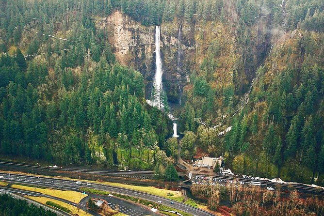 multnomah-falls-columbia-gorge-scenic-flight-by-envi-adventures-2