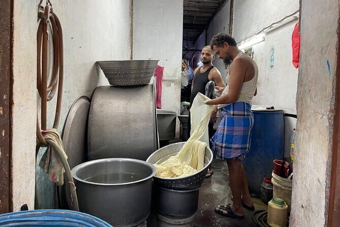 Mumbai Slum Dhobi Ghat and Train Ride Tour with a Local Guide - An In-Depth Review of the Tour Experience