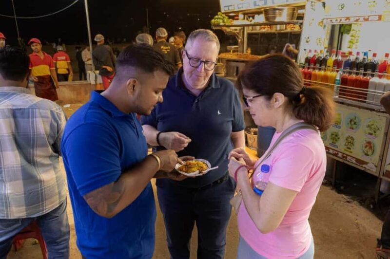 Mumbai Street Food & Bazaar Tour with Local Transport - Historic Temples and Mosques: Embracing Diversity