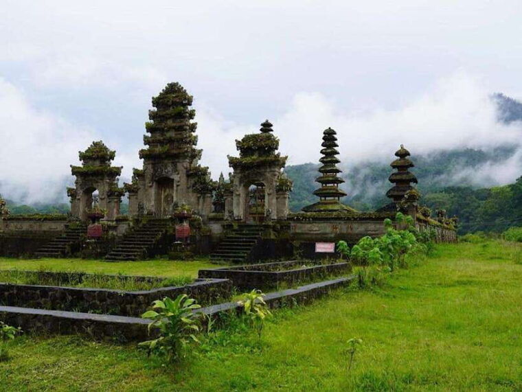 munduk-twin-lake-jungle-hike-ulun-danu-temple-waterfall