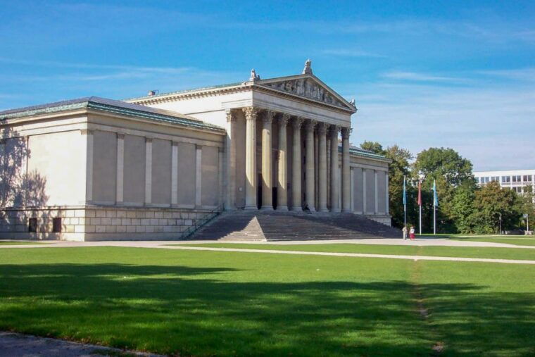 munich-city-marienplatz-and-english-garden-walking-tour