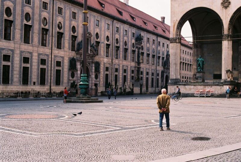 munich-private-walking-tour-with-the-bmw-museum-and-bmw-welt