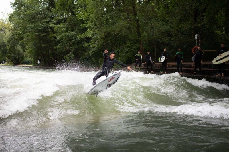 munich-surf-experience-surfing-in-munich-eisbach-river-wave