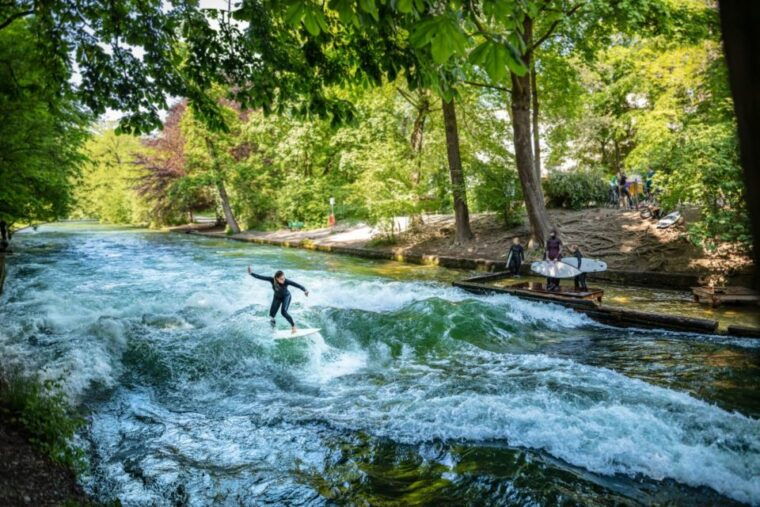 munich-surf-experience-surfing-in-munich-eisbach-river-wave