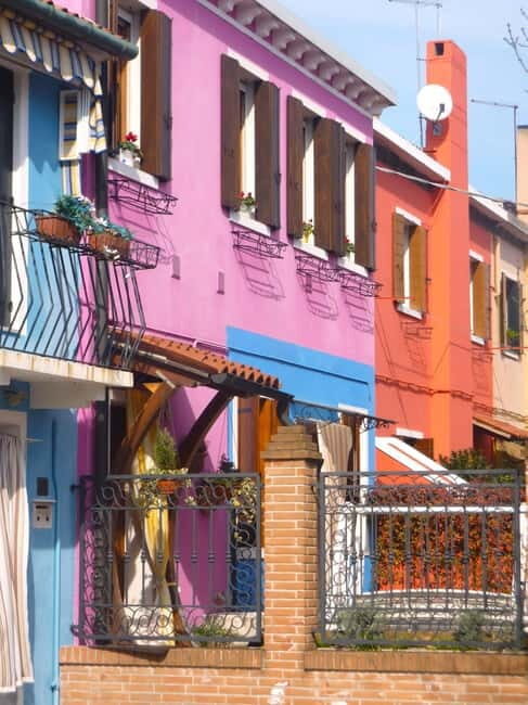 Murano and Burano, between fire and colors: the poetry of the Venetian lagoon. - FAQs