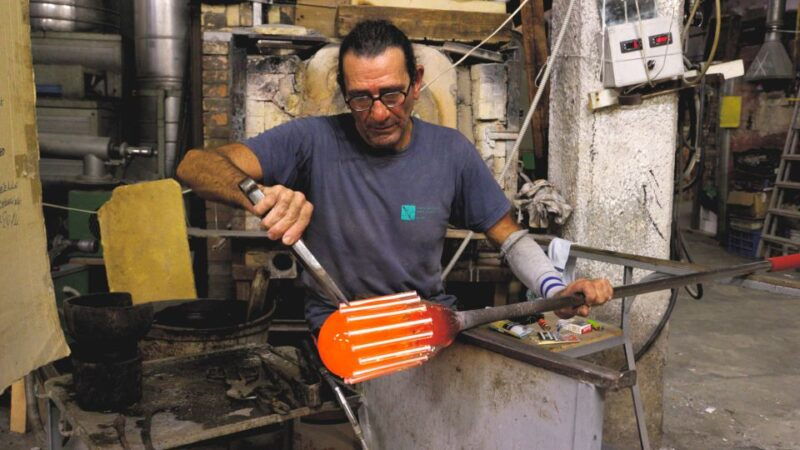 murano-glass-blowing-experience-at-gino-mazzuccato-factory