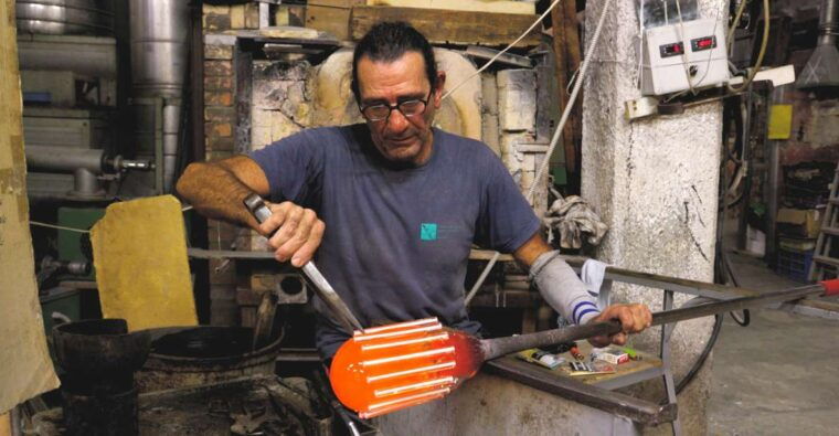 murano-glass-blowing-experience-at-gino-mazzuccato-factory